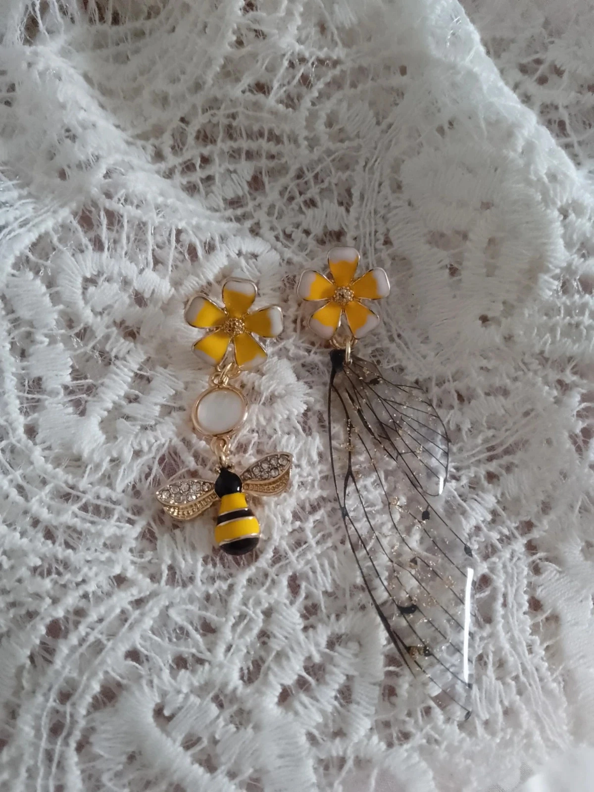 Boucles d'oreilles bohèmes asymétriques abeille fleurs et ailes + pierre de n'acre – photo 3